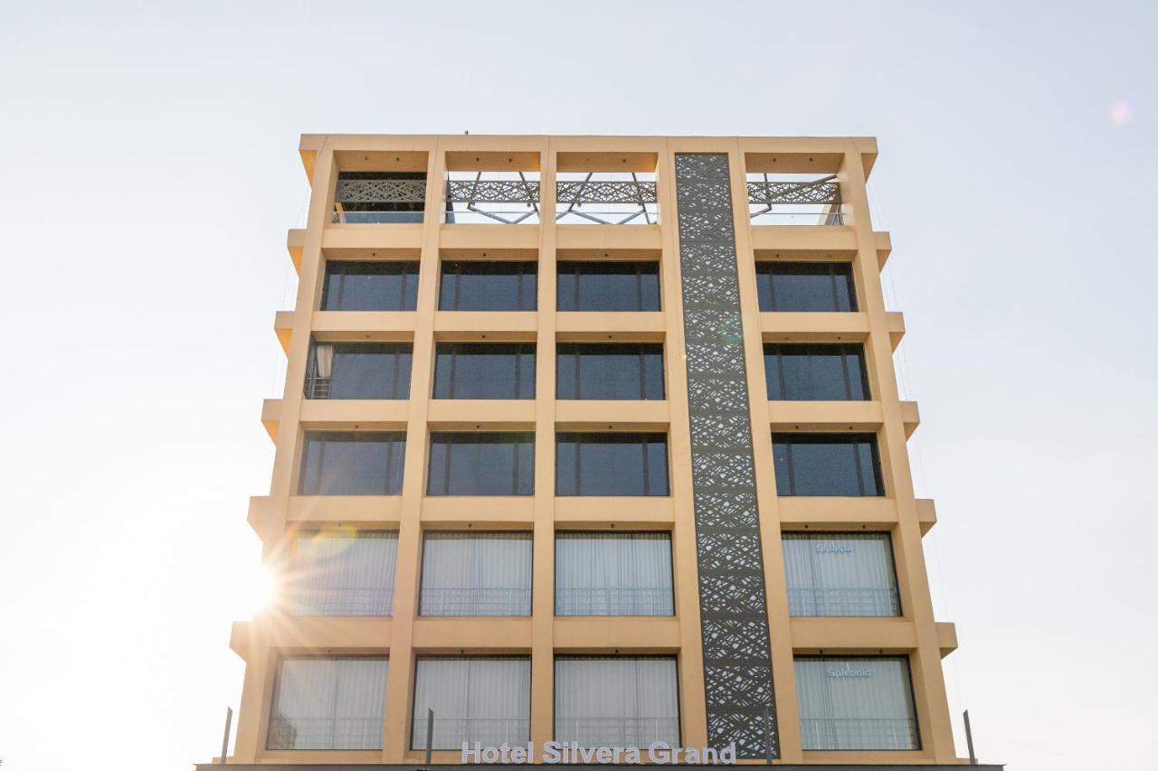 Hotel Silvera Grand Ahmedabad Extérieur photo
